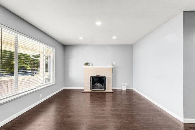 4960 Bradford Dr, Sacramento, CA 95820