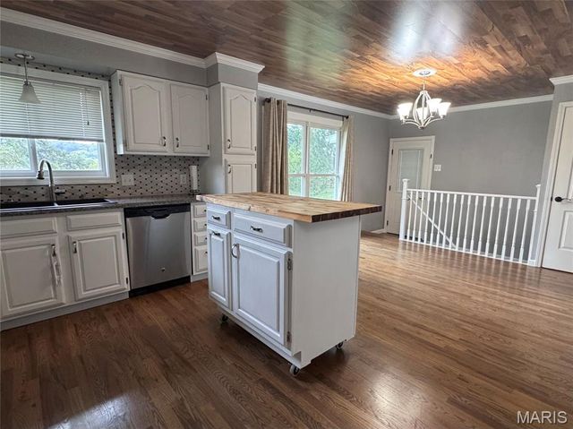 57 Lois Lane, Fenton, MO 63026