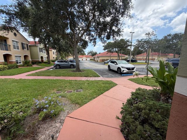 10336 Fox Trail Road S 1304, West Palm Beach, FL 33411
