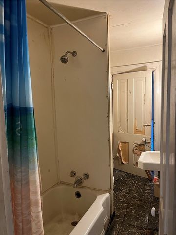 15 Holland Ave, Braddock, PA 15104