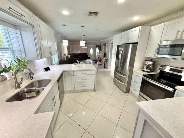 300 SW 71st Ave, Miami, FL 33144