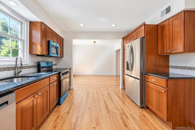 284 Marlin Street, Dix Hills, NY 11746
