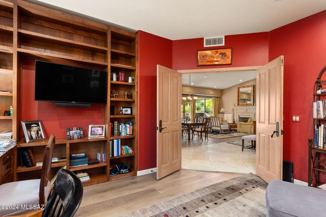 6404 N Desert Wind Circle, Tucson, AZ 85750