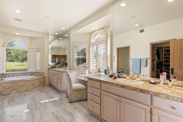 6404 N Desert Wind Circle, Tucson, AZ 85750