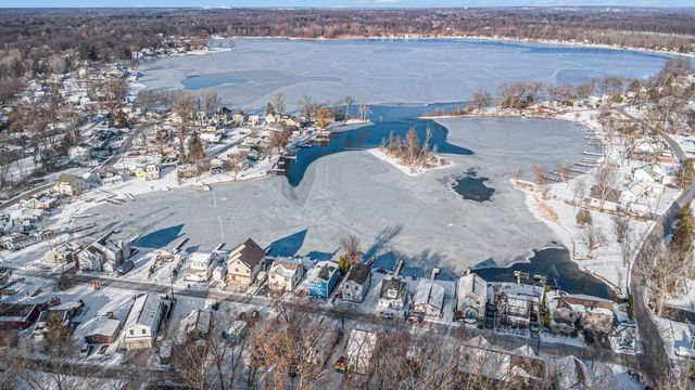 8873 Lagoon Drive, Brighton, MI 48116