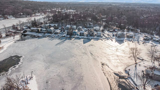 8873 Lagoon Drive, Brighton, MI 48116