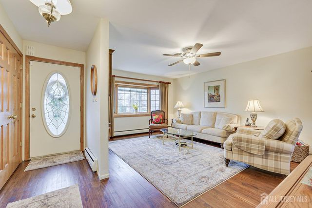 8 Adelphi Court, Edison, NJ 08837