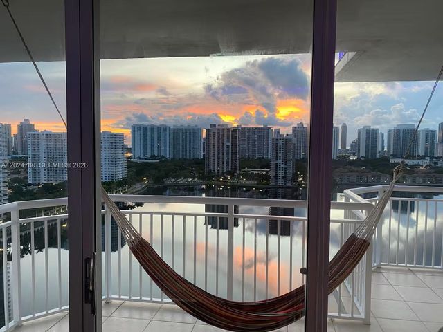 18081 Biscayne Boulevard 1904, Aventura, FL 33160