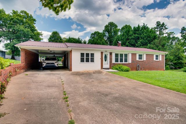 2310 Honeysuckle Place, Lenoir, NC 28645