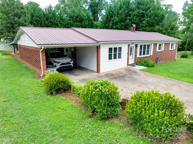 2310 Honeysuckle Place, Lenoir, NC 28645