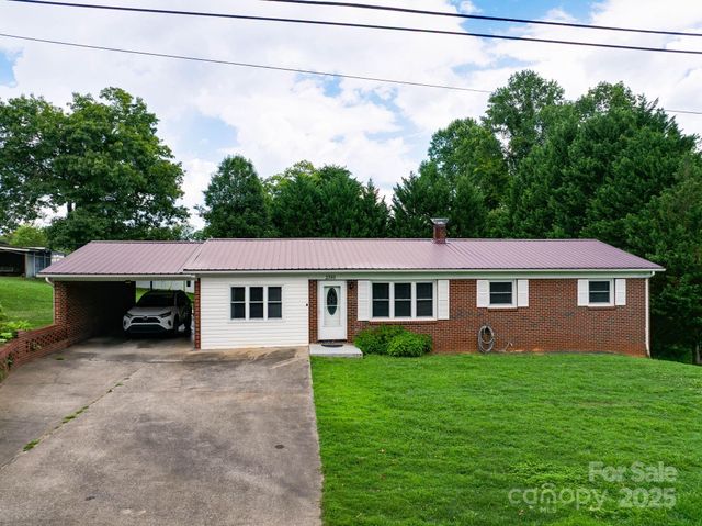 2310 Honeysuckle Place, Lenoir, NC 28645