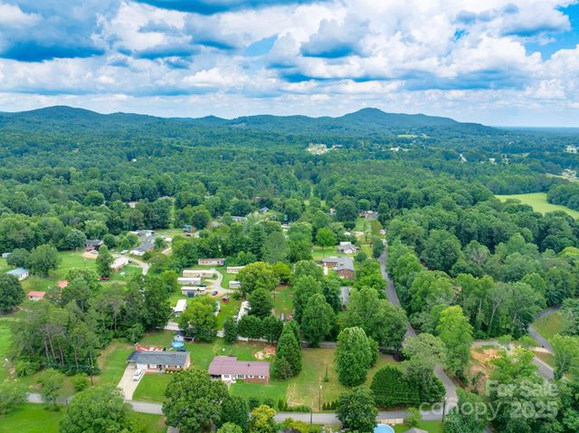 2310 Honeysuckle Place, Lenoir, NC 28645