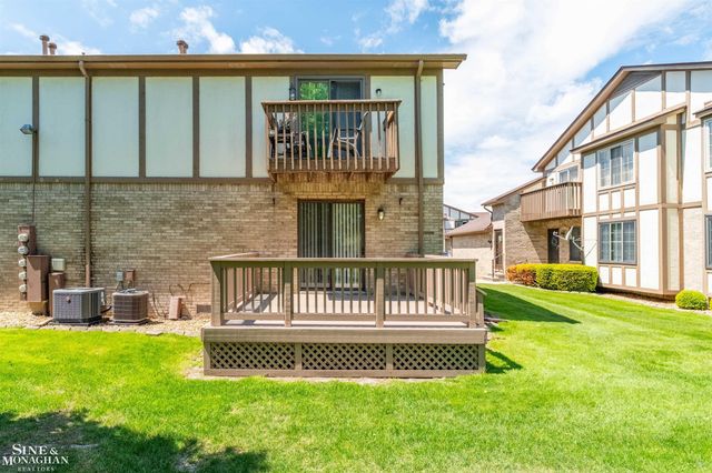 936 Country Club Drive, Saint Clair Shores, MI 48082