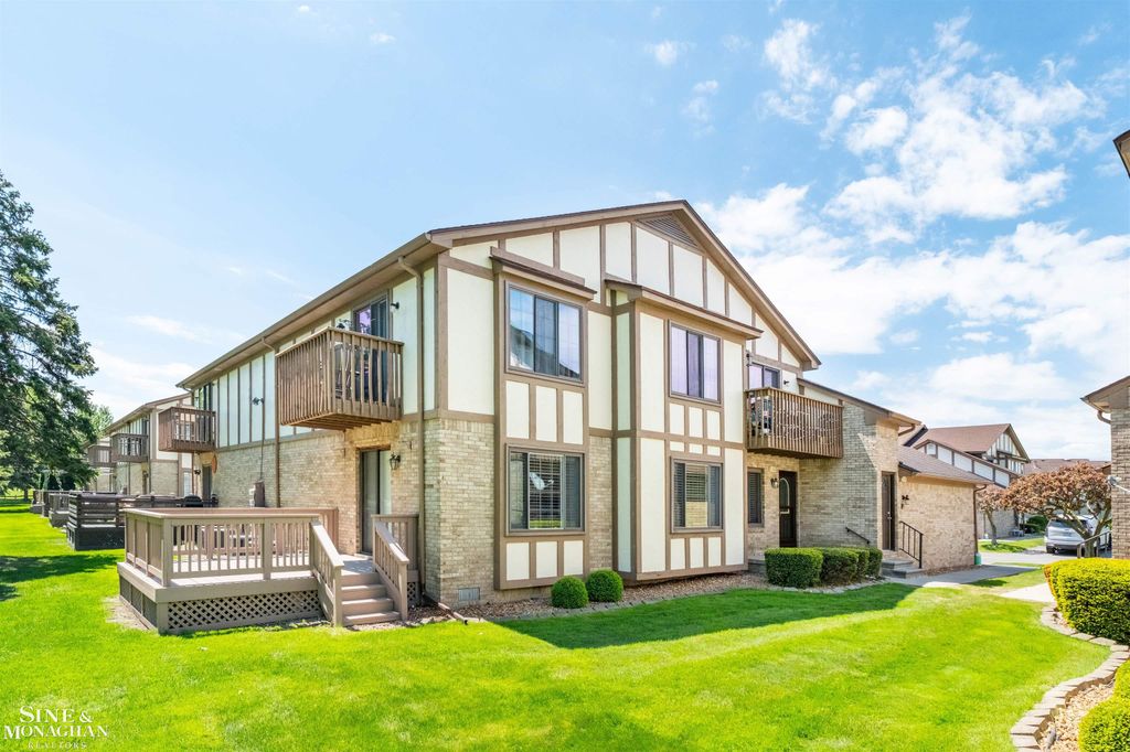 936 Country Club Drive, Saint Clair Shores, MI 48082