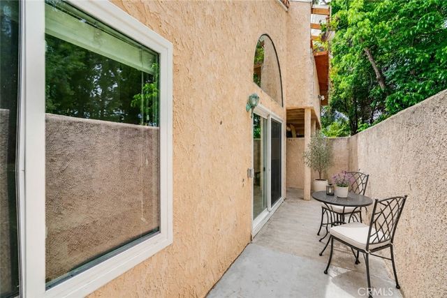 6300 Shoup Avenue 2, Woodland Hills, CA 91367