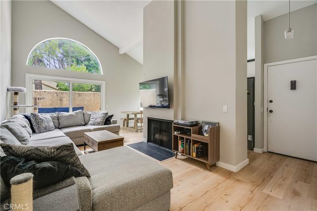 6300 Shoup Avenue 2, Woodland Hills, CA 91367