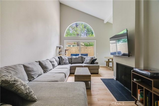 6300 Shoup Avenue 2, Woodland Hills, CA 91367