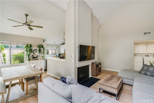 6300 Shoup Avenue 2, Woodland Hills, CA 91367