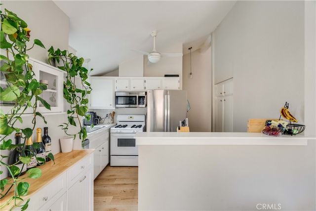 6300 Shoup Avenue 2, Woodland Hills, CA 91367