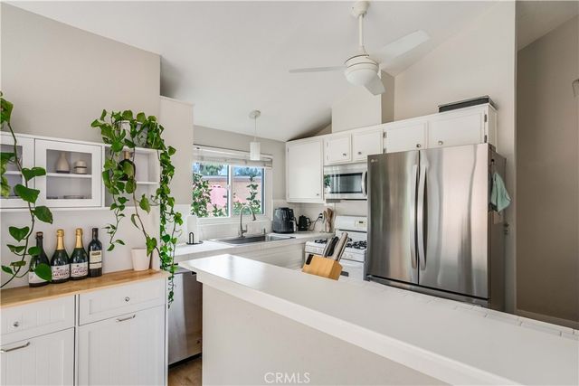 6300 Shoup Avenue 2, Woodland Hills, CA 91367