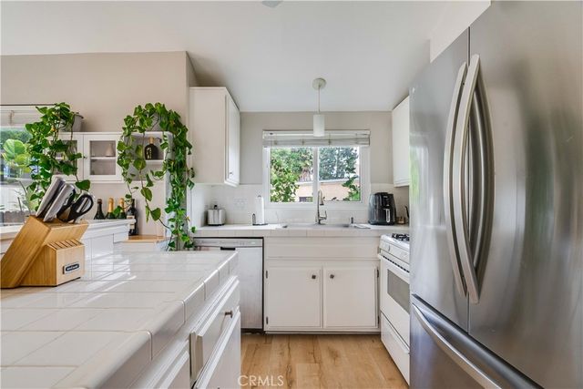 6300 Shoup Avenue 2, Woodland Hills, CA 91367