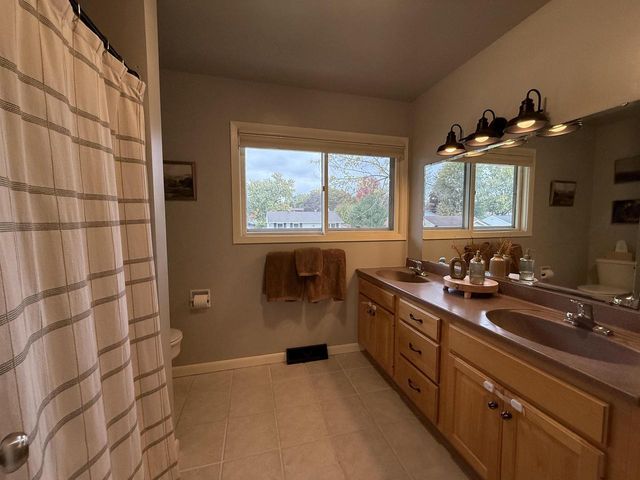 512 S 11th Avenue, Onalaska, WI 54650