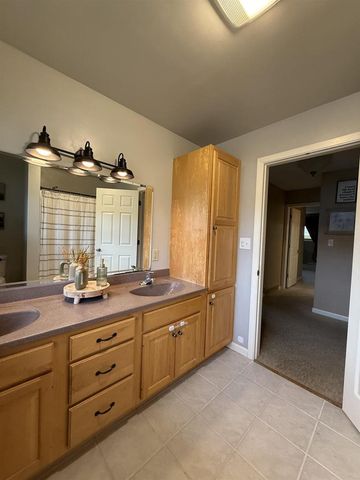 512 S 11th Avenue, Onalaska, WI 54650