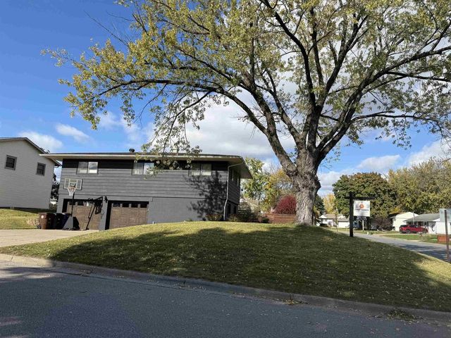 512 S 11th Avenue, Onalaska, WI 54650