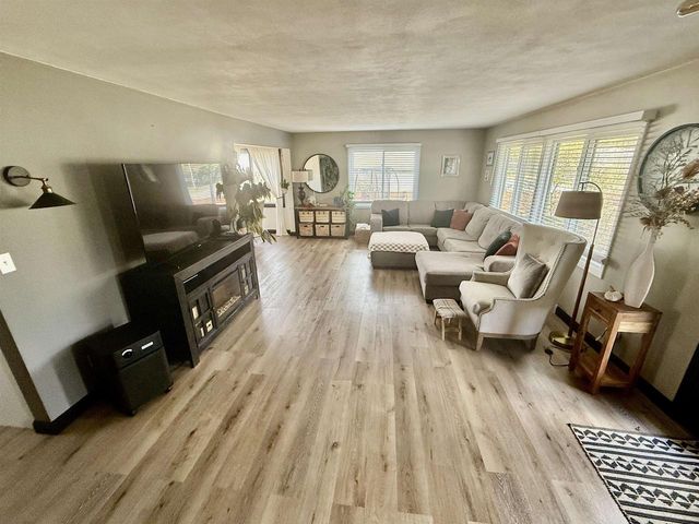 512 S 11th Avenue, Onalaska, WI 54650