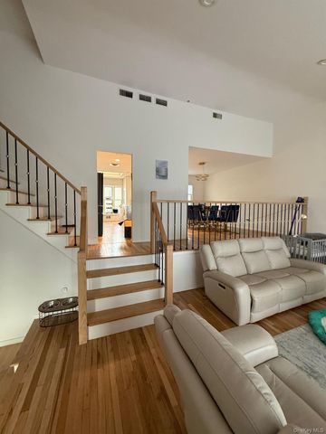 23 Geoffrey Lane, Hewlett, NY 11557