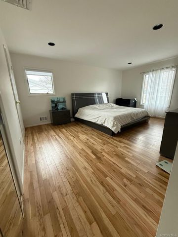 23 Geoffrey Lane, Hewlett, NY 11557