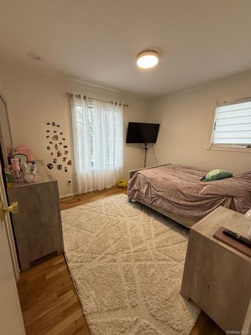 23 Geoffrey Lane, Hewlett, NY 11557