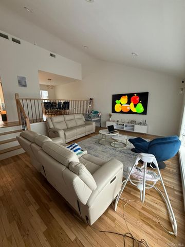 23 Geoffrey Lane, Hewlett, NY 11557