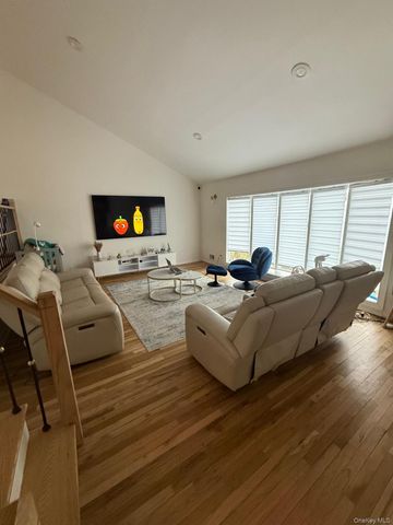 23 Geoffrey Lane, Hewlett, NY 11557