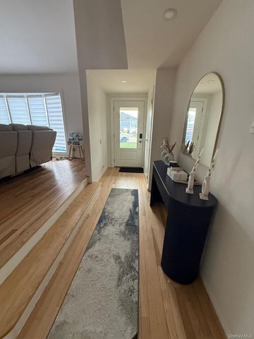 23 Geoffrey Lane, Hewlett, NY 11557