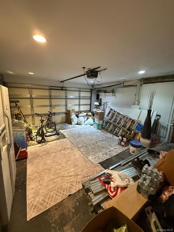23 Geoffrey Lane, Hewlett, NY 11557