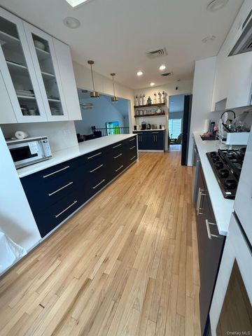 23 Geoffrey Lane, Hewlett, NY 11557