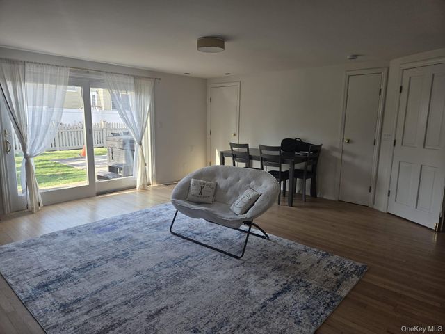 23 Geoffrey Lane, Hewlett, NY 11557