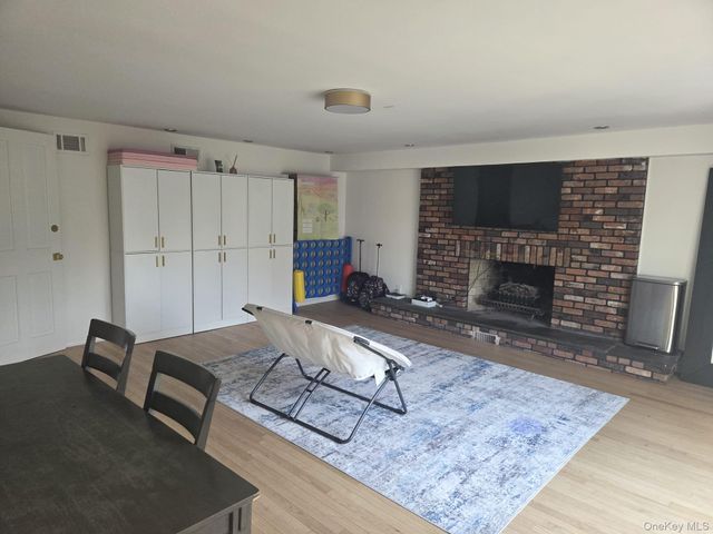 23 Geoffrey Lane, Hewlett, NY 11557