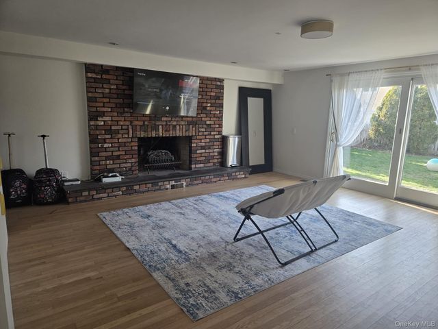 23 Geoffrey Lane, Hewlett, NY 11557