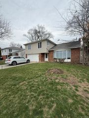 23 Geoffrey Lane, Hewlett, NY 11557