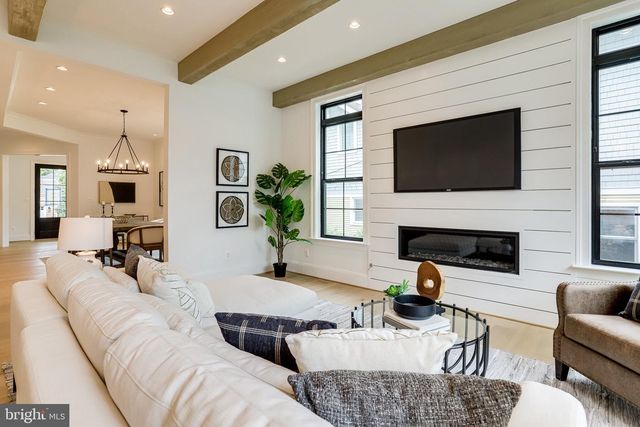 1933 N VAN BUREN ST, Arlington, VA 22205