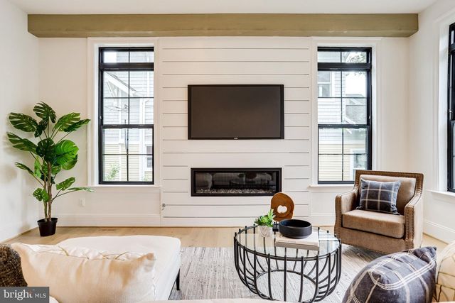 1933 N VAN BUREN ST, Arlington, VA 22205