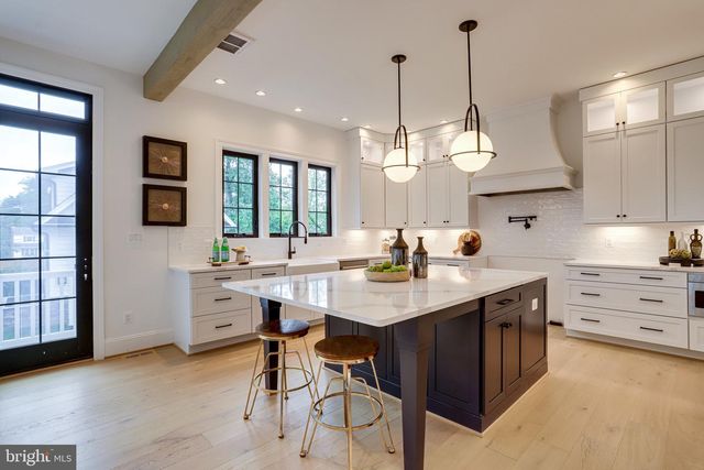 1933 N VAN BUREN ST, Arlington, VA 22205