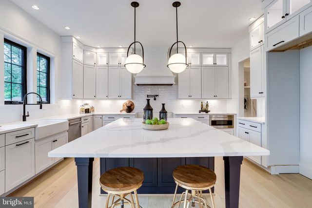 1933 N VAN BUREN ST, Arlington, VA 22205