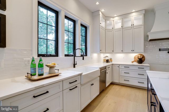 1933 N VAN BUREN ST, Arlington, VA 22205