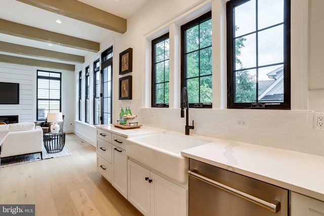 1933 N VAN BUREN ST, Arlington, VA 22205