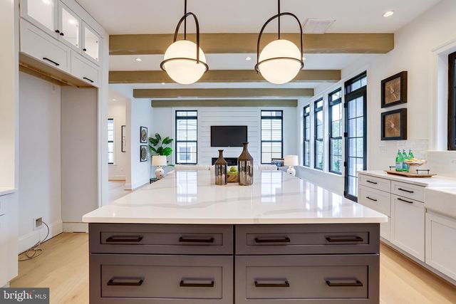 1933 N VAN BUREN ST, Arlington, VA 22205