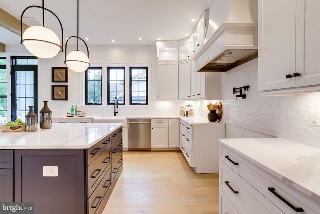 1933 N VAN BUREN ST, Arlington, VA 22205