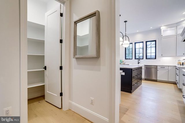 1933 N VAN BUREN ST, Arlington, VA 22205